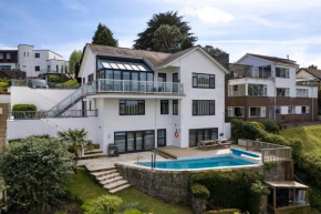 Stunning Property Seaviews, Private Pool & Parking